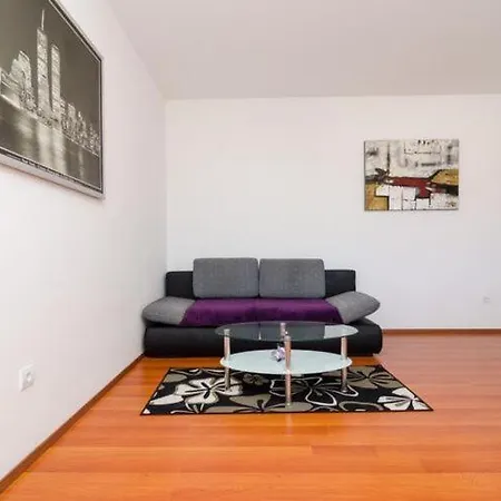 Daire Ira - Two-bedroom With Balcony *